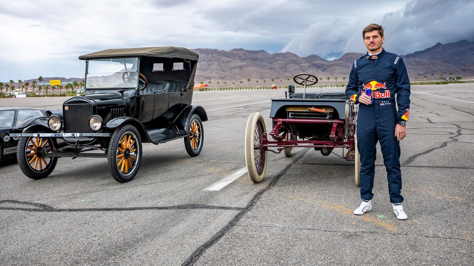 Ford: Max Verstappen και Arvid Lindblad οδηγούν 12 «θρύλους» 100+ ετών στην πίστα (+video)